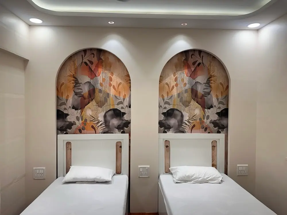 Floral twin bedroom at Moti Mahal